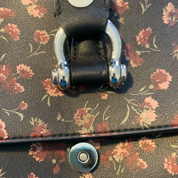 ❤️CHAPS Small Faux Leather CROSS-BODY Purse Hand Bag w Floral Print 10.5x7x2 " - Picture 6 of 10